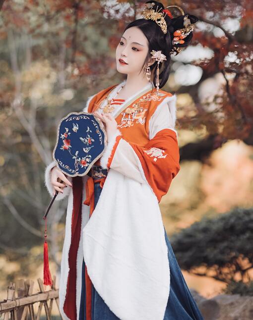 强行扒开双腿猛烈进入